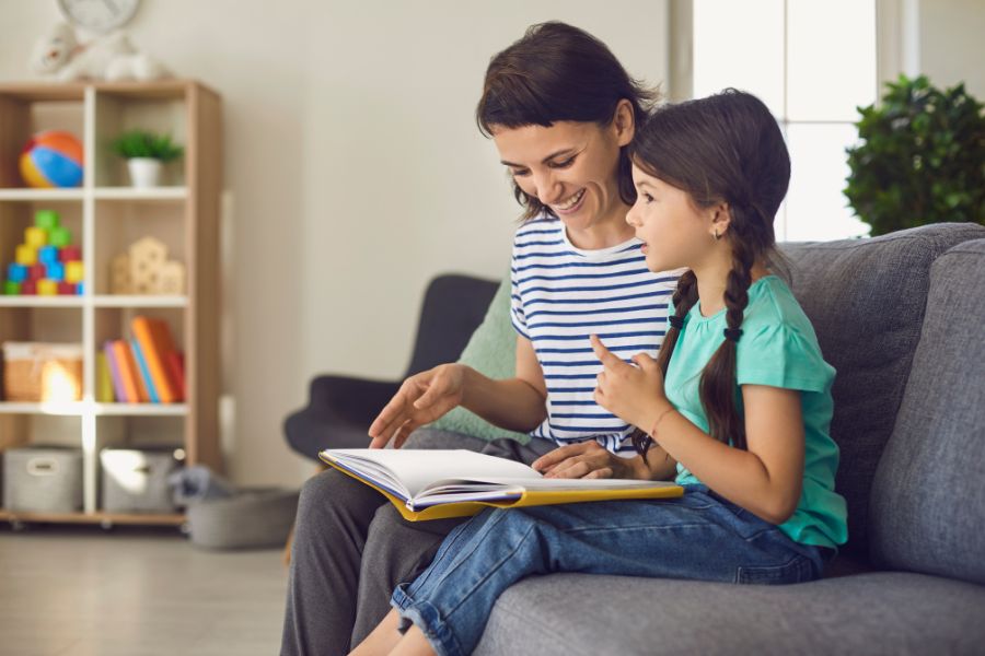 madre e hija leyendo