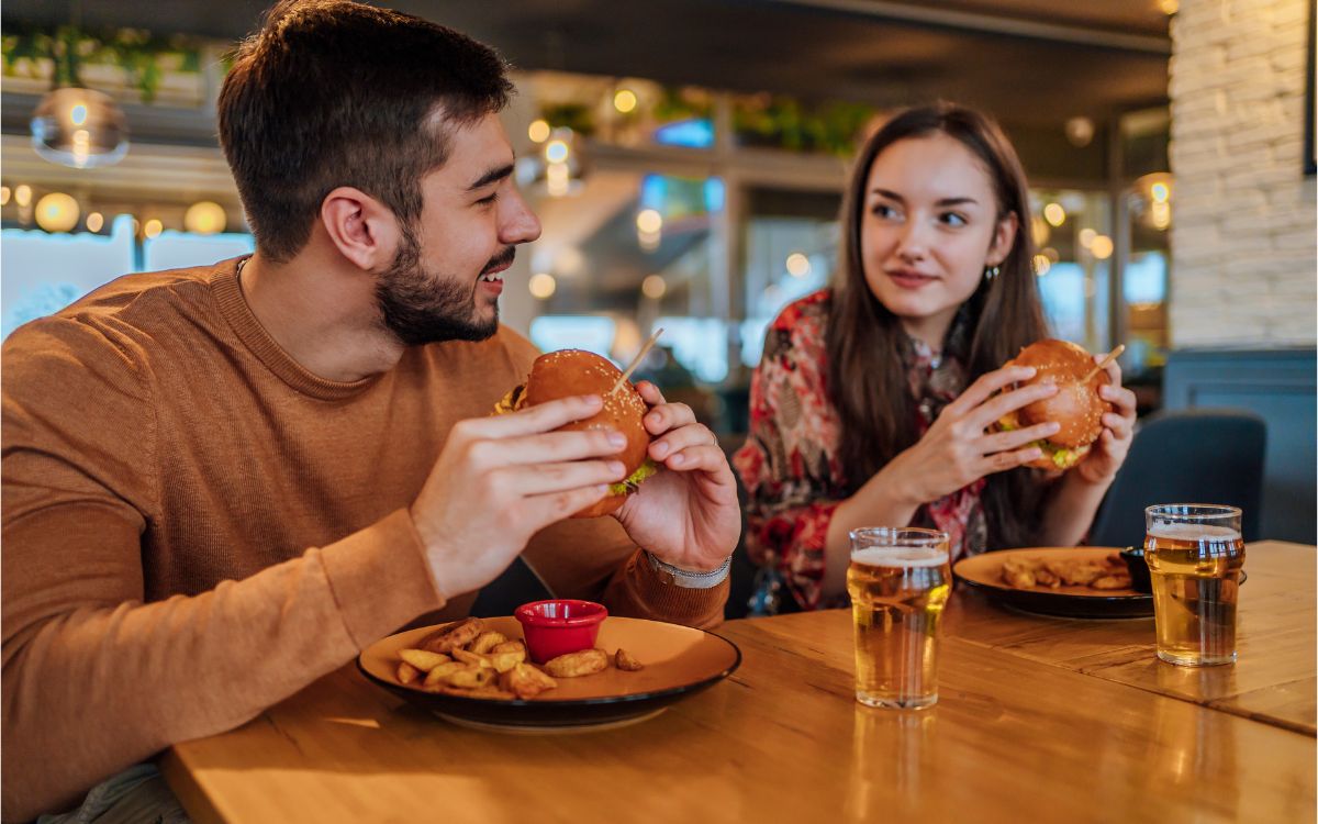 pareja comiendo una hamburguesa